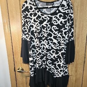 The Pyramid Collection Black and White Swirl Tunic